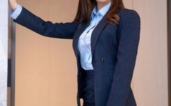 他揉捏她两乳不停呻吟A片